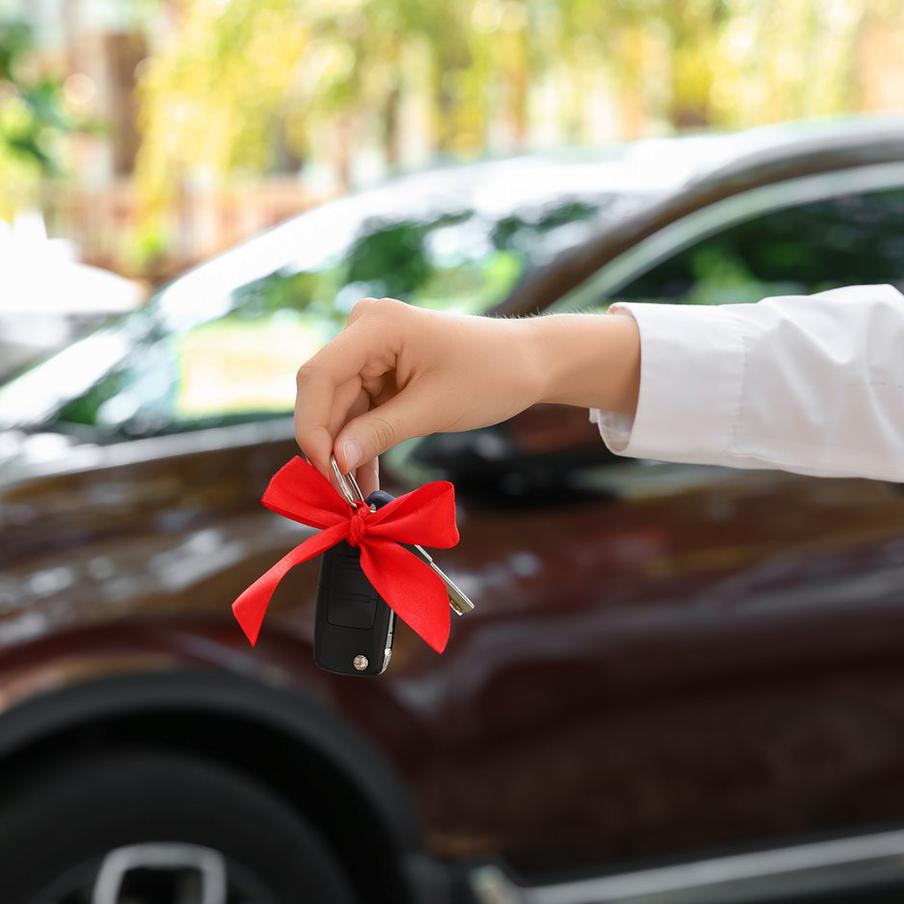 В России вырос спрос на прошлогодние новые автомобили. Покупатели всё чаще выбирают автомобили прошлых лет выпуска: почти половина новых машин, проданных в 2025 году, оказалась произведена ранее, хотя к осени доля таких авто начала снижаться