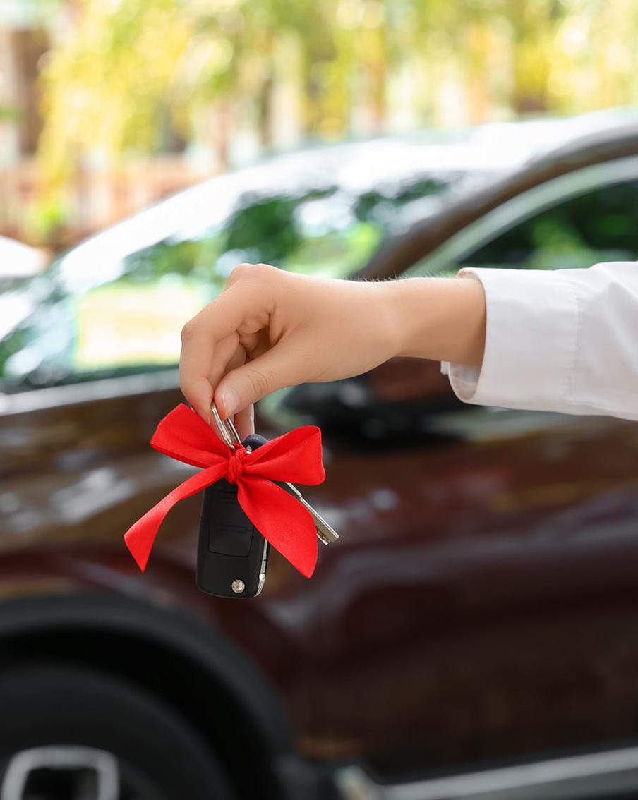 В России вырос спрос на прошлогодние новые автомобили. Покупатели всё чаще выбирают автомобили прошлых лет выпуска: почти половина новых машин, проданных в 2025 году, оказалась произведена ранее, хотя к осени доля таких авто начала снижаться