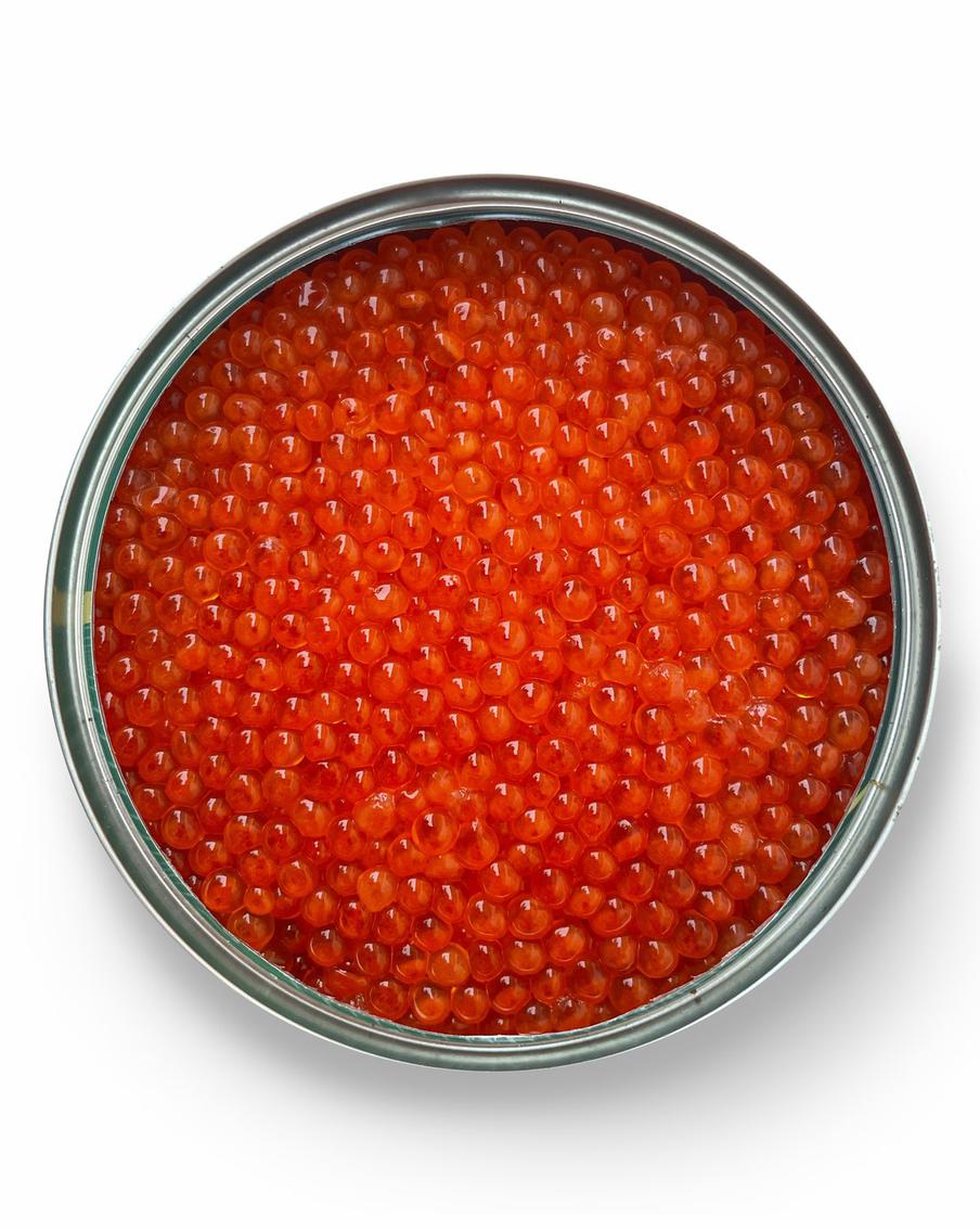 Продажи красной икры в России резко упали в 2025 году. Спрос на красную икру в России значительно ослаб: продажи заметно снизились как в килограммах, так и в деньгах, а динамика цен к Новому году будет зависеть от договорённостей между сетями и поставщиками