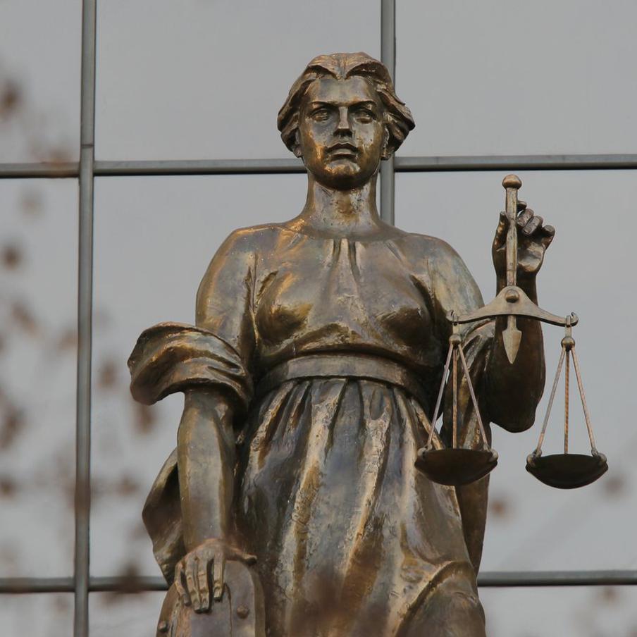 Верховный суд запросил материалы по делу о спорной квартире Ларисы Долиной. Высшая судебная инстанция России решила изучить дело о расторжении сделки с квартирой певицы более детально, что может привести к пересмотру позиции нижестоящих судов