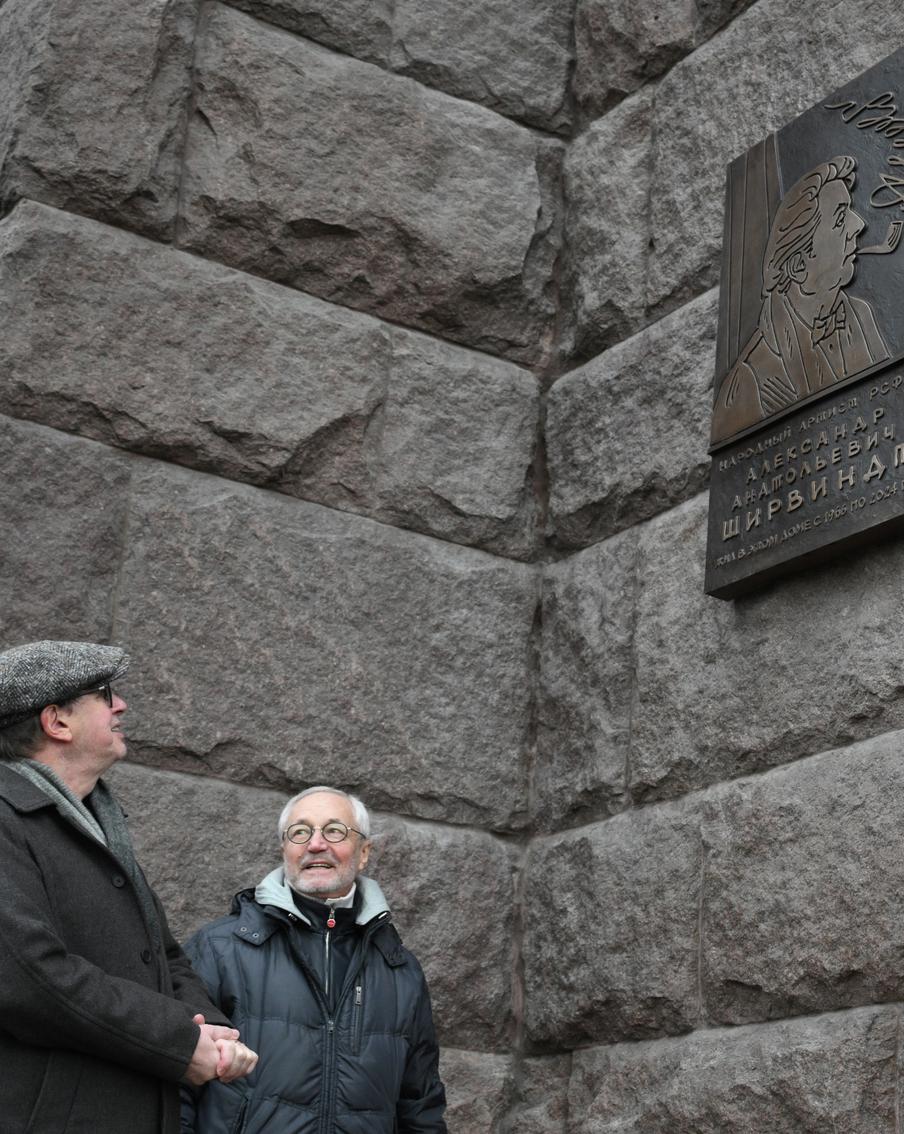 Отлито в бронзе имя: на доме Александра Ширвиндта появилась мемориальная доска