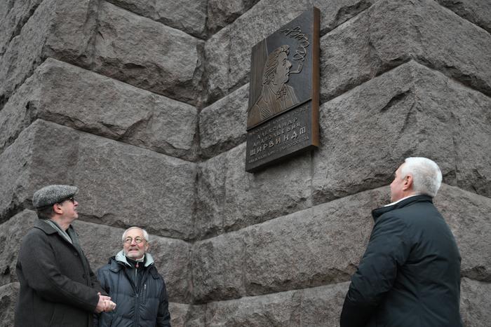 Отлито в бронзе имя: на доме Александра Ширвиндта появилась мемориальная доска