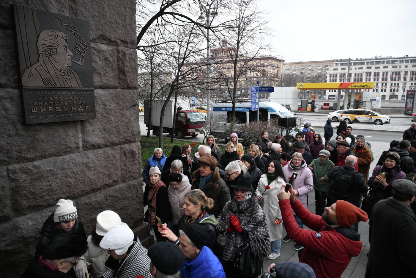 На открытие мемориальной доски пришло немало москвичей.