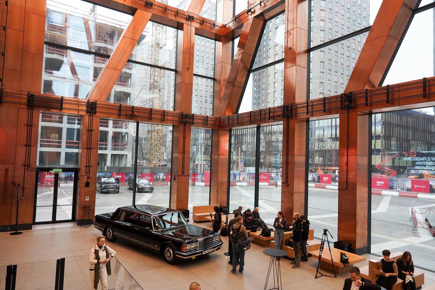 Автомобиль ЗИЛ-41047 в музейно-выставочном центре "Зиларт".