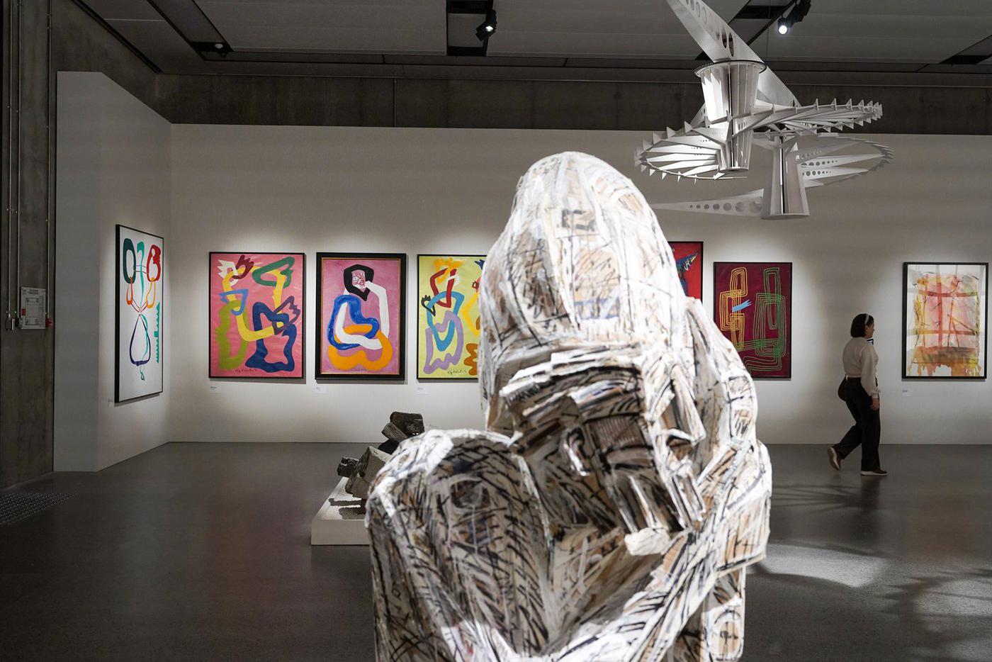 Скульптуру дополняет живопись.