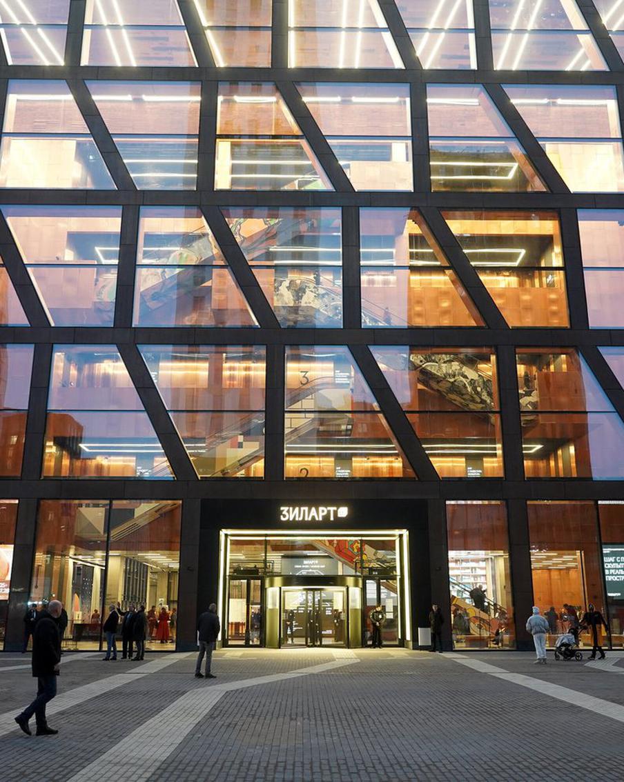 Африканские маски, каменные грибы и медные стены: на месте автозавода открыли новый музей