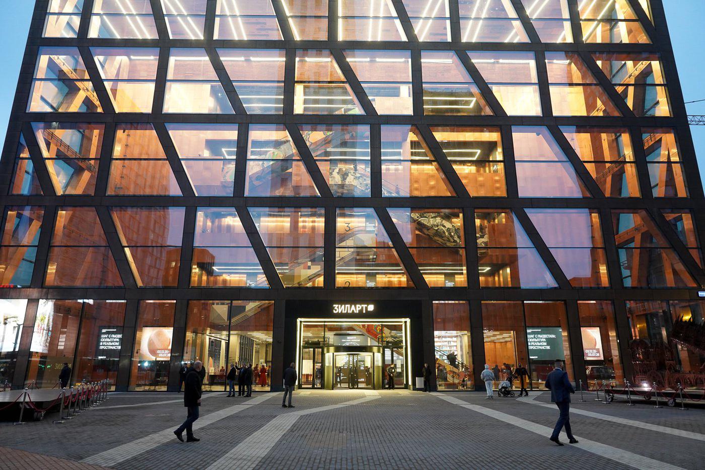 Африканские маски, каменные грибы и медные стены: на месте автозавода открыли новый музей