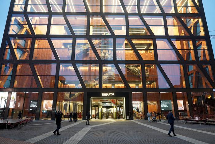 Африканские маски, каменные грибы и медные стены: на месте автозавода открыли новый музей