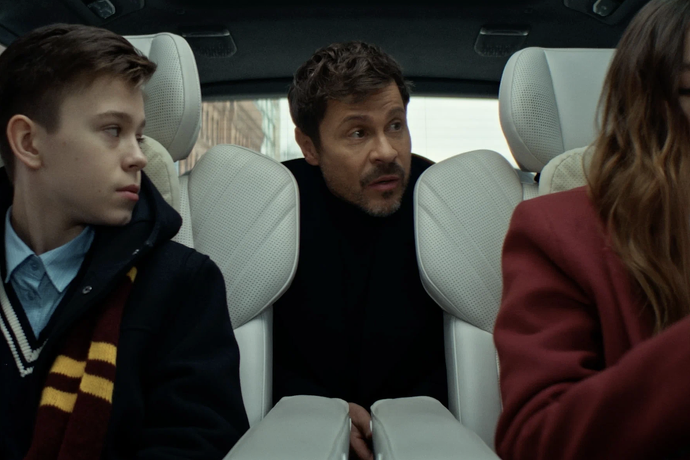 Детей своих на утро герой Деревянко, естественно, не узнаёт.