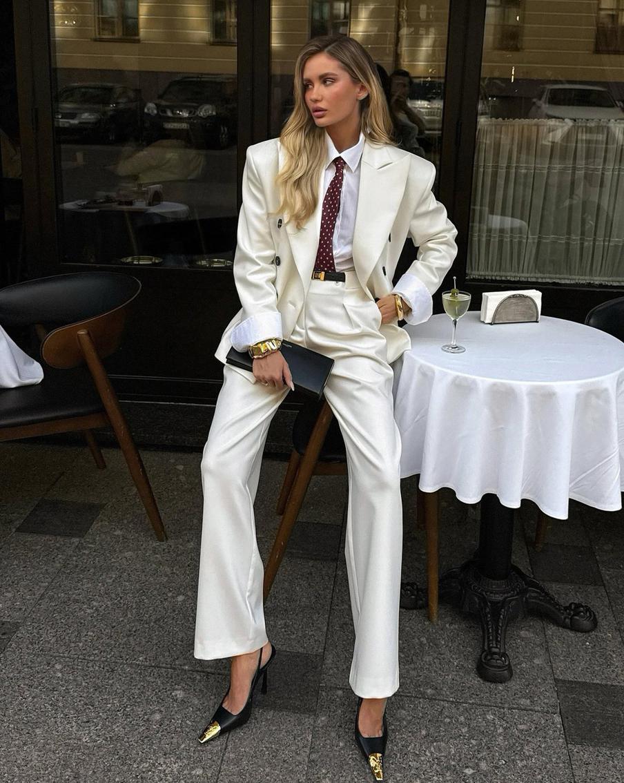 Строгий брючный костюм – всегда беспроигрышный вариант.