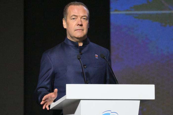 НАТО – враг России, заявил зампред Совбеза Медведев