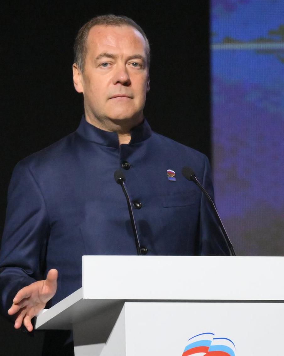 Медведев заявил, что о Совете Россия – НАТО речи быть не может. Заместитель председателя Совбеза РФ Дмитрий Медведев подчеркнул, что НАТО является врагом России, а о совместном совете говорить бессмысленно. Он добавил, что с врагами можно справиться лишь решительными действиями