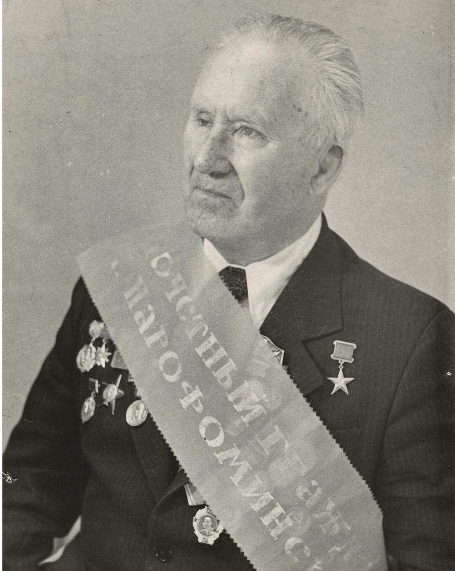 В 1970 году Николаю Алексеевичу присвоили звания "Заслуженный строитель РСФСР" и "Герой Социалистического Труда".