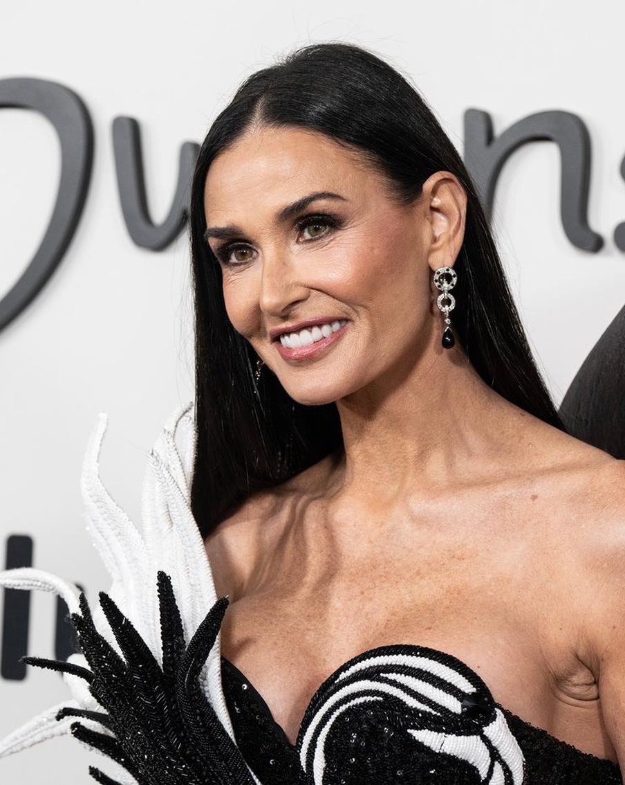 "Я всегда старалась сама решать свои проблемы": Деми Мур рассказала о роли в сериале "Лэндмен" и своей карьере