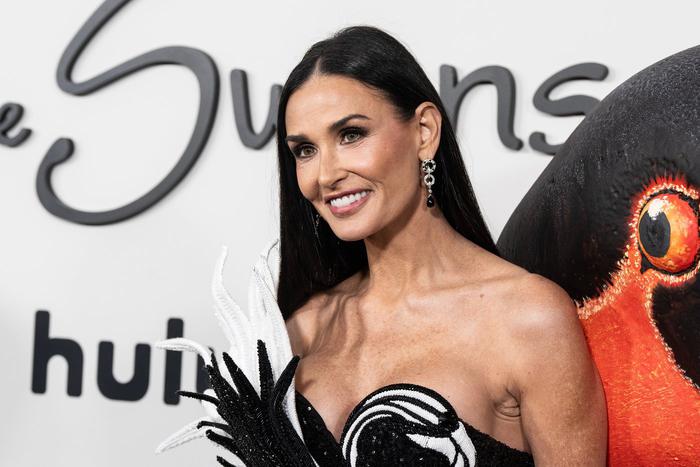 "Я всегда старалась сама решать свои проблемы": Деми Мур рассказала о роли в сериале "Лэндмен" и своей карьере