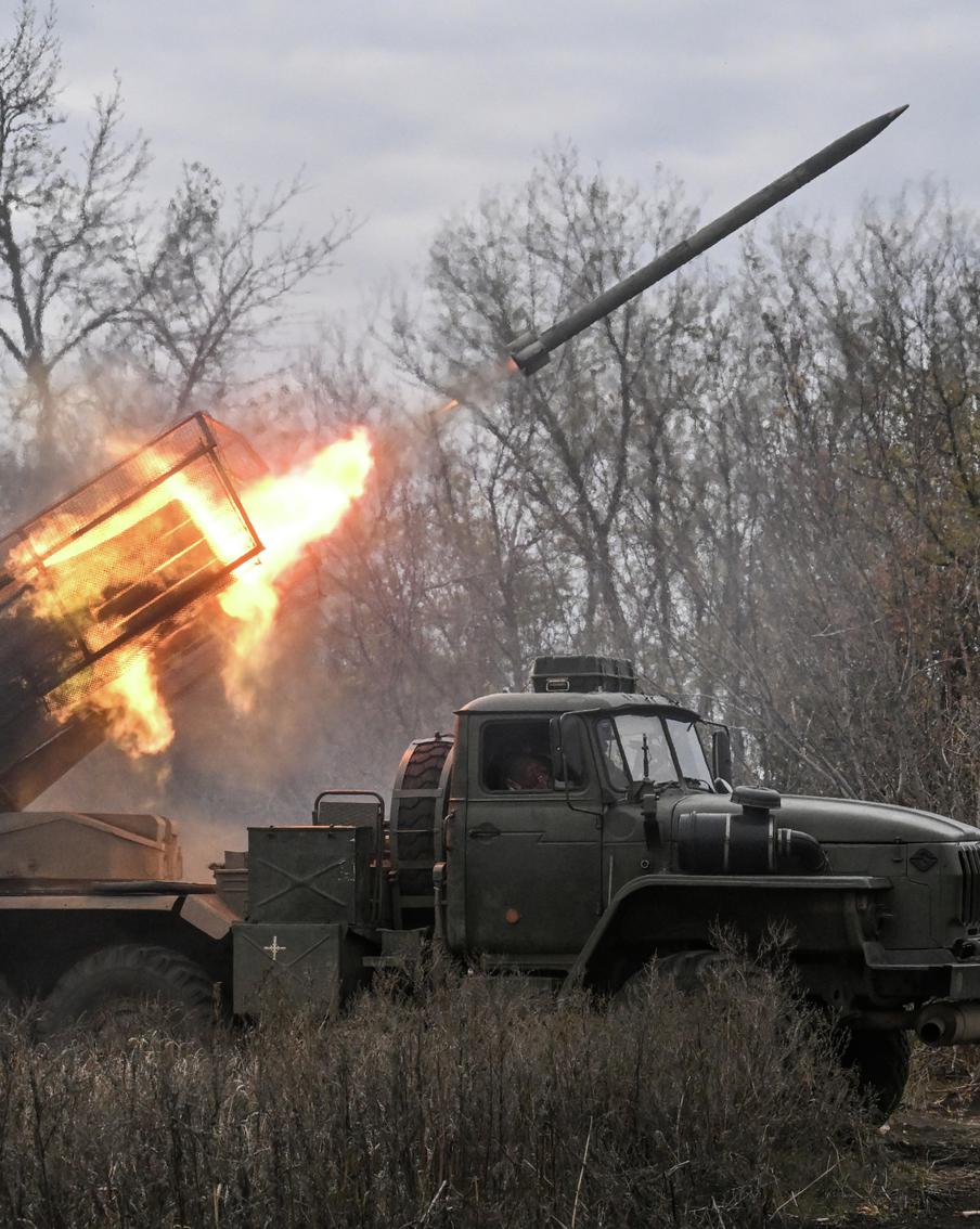 Путин заявил, что Россия полностью освободит Донбасс и Новороссию. По словам президента России Владимира Путин, это может быть достигнуто военным или иным способом. Интервью опубликовали в преддверии госвизита в Индию