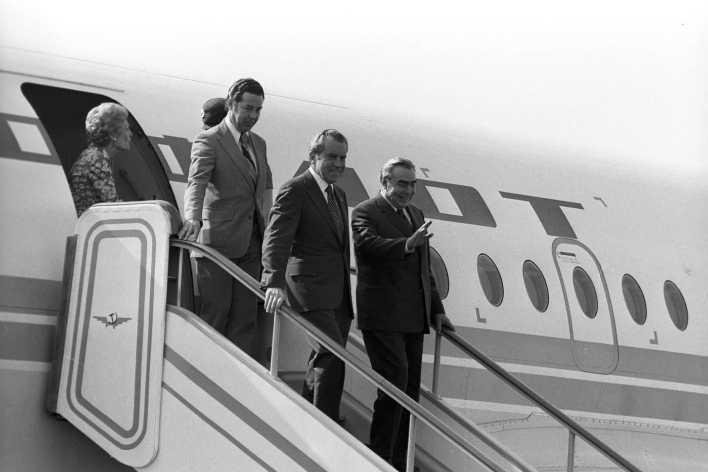 02.07.1973. Первый секретарь ЦК КПСС Брежнев и президент США Ричард Никсон на трапе самолёта в аэропорту Симферополя.