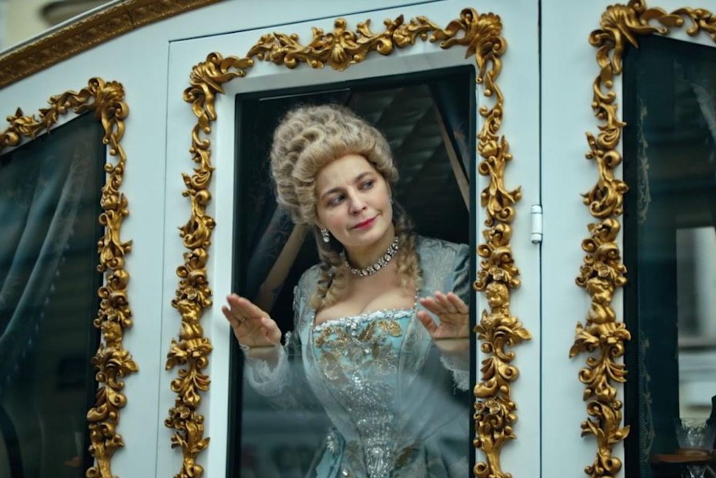 Екатерина II записывается на ноготочки, ездит в карете-такси и учит женщин любить себя