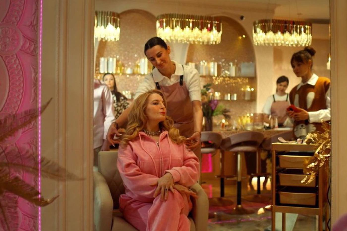 Императрица меняет привычный парик на элегантную и современную укладку.