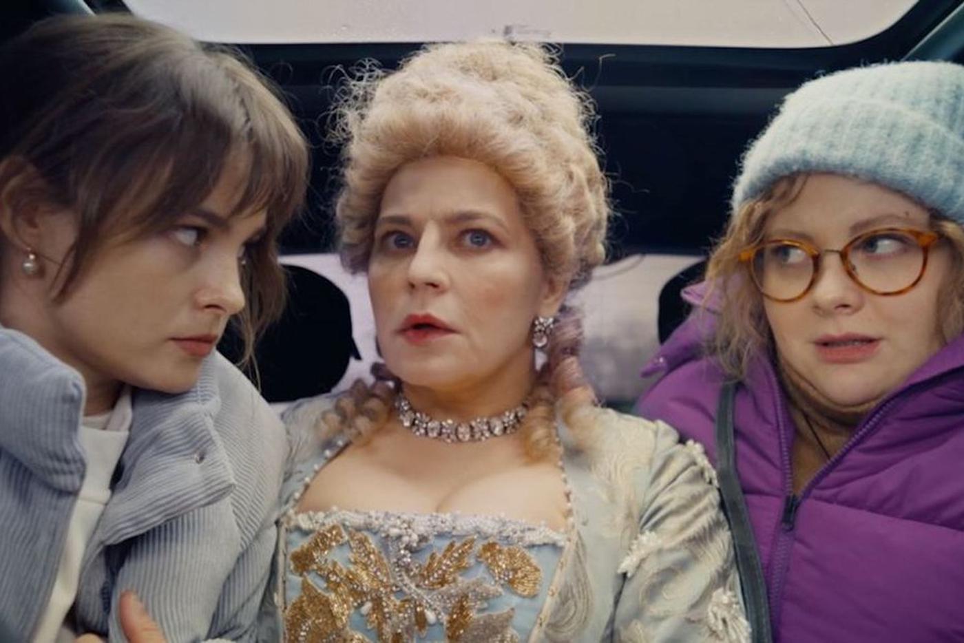 Оля (Ангелина Стречина), Екатерина Великая (Ирина Пегова) и Валя (Алиса Стасюк).