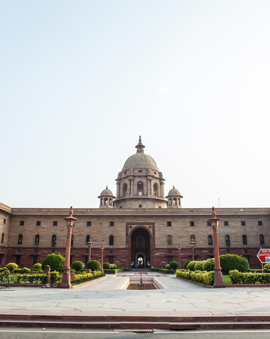 В Нью-Дели завершаются приготовления к официальной встрече Путина. У президентского дворца Раштрапати-Бхаван в Нью-Дели проходят финальные приготовления к торжественной встрече Владимира Путина. Площадь оформляют флагами двух стран, устанавливают трибуны и раскладывают красные ковровые дорожки