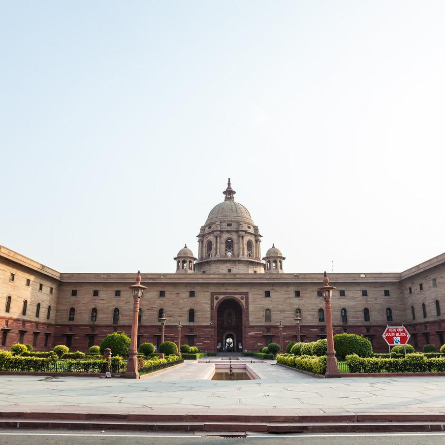 В Нью-Дели завершаются приготовления к официальной встрече Путина. У президентского дворца Раштрапати-Бхаван в Нью-Дели проходят финальные приготовления к торжественной встрече Владимира Путина. Площадь оформляют флагами двух стран, устанавливают трибуны и раскладывают красные ковровые дорожки