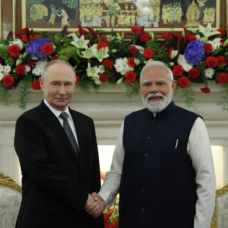 Россия и Индия укрепили стратегическое партнёрство по итогам визита Путина. Президент Владимир Путин и премьер-министр Индии Нарендра Моди обсудили экономическое сотрудничество, безвизовый режим, атомные проекты и торговлю, подписав пакет соглашений, направленных на углубление двусторонних отношений