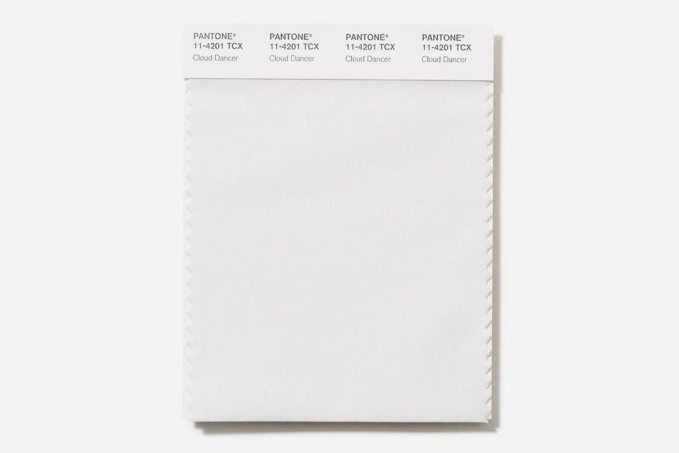 Оттенок Cloud Dancer.