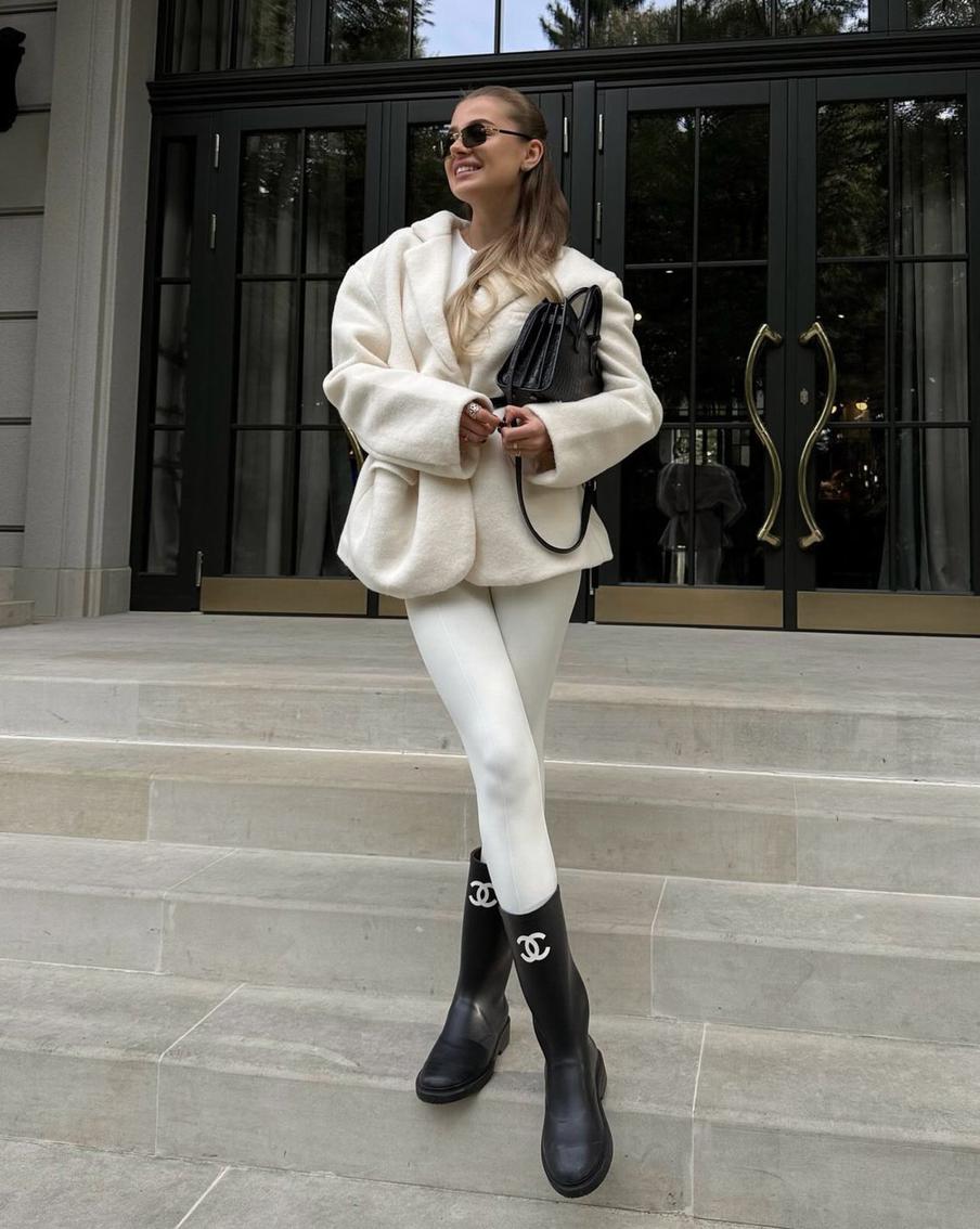 Цвет идеально смотрится на ворсистой фактуре.