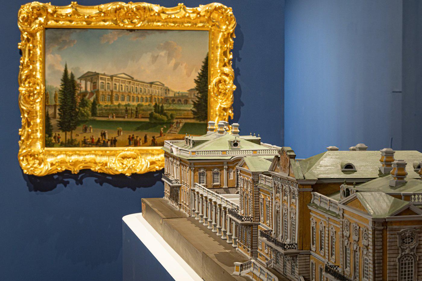 Модель Большого Царскоселького дворца, выполненная по проекту архитектора Андрея Квасова в 1744 году. Она единственная из огромной коллекции моделей зданий, которая хранилась в Царском Селе и которая полностью погибла в годы войны. Модель разъёмная: можно снять крышу, разобрать этажи и увидеть детали внутренней планировки: залы, лестницы, печи, камины и т.д. Это особенно ценно, поскольку чертежей здания тоже не сохранилось. 