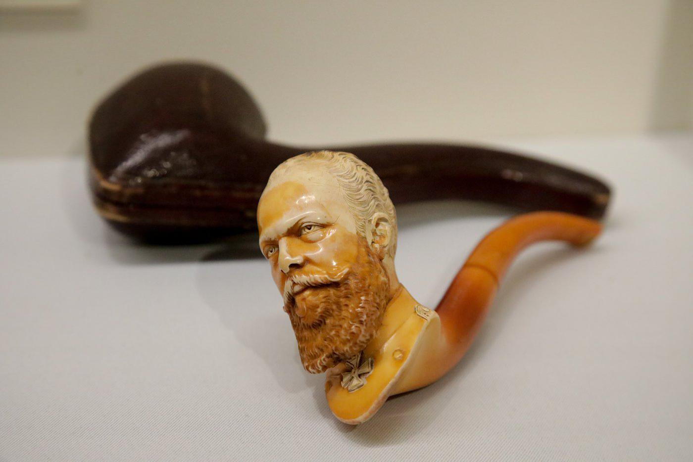 Трубка с изображением императора Александра III. 1881–1894 год. Янтарь, кость. Александр III и его супруга были заядлыми курильщиками. В своих дворцах император собрал большое число курительных трубок оригинальной формы.