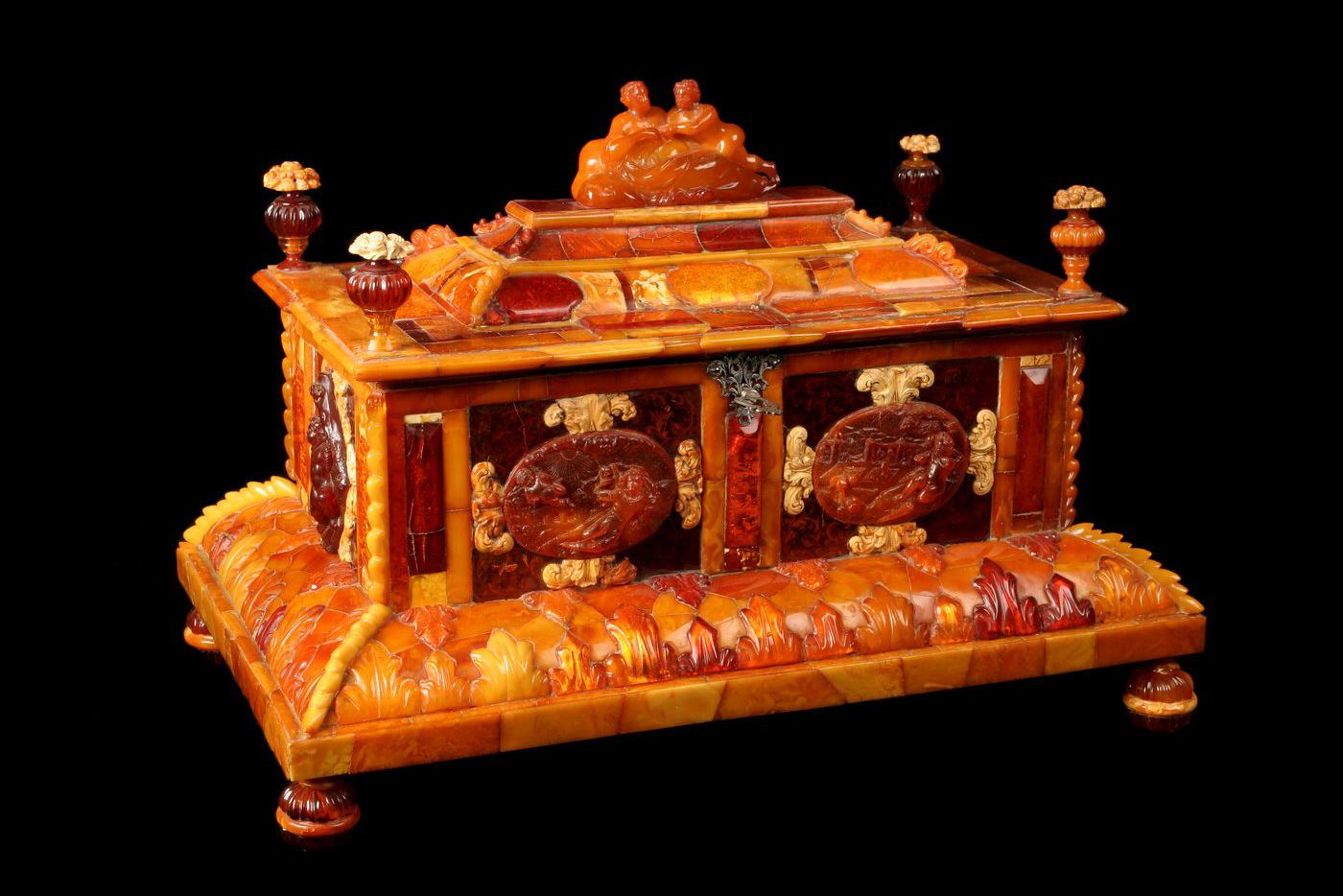 Ларец данцигского матера Готфрида Турау (1705 г.), покрытый пластинами различных оттенков янтаря, входит в комплекс предметов, являющихся символом Царского Села. Он объединил памятники, относящиеся к знаменитой Янтарной комнате. Возникновение этих раритетов связано с приобретением Петром I панелей Янтарного кабинета, изготовленных немецкими мастерами для прусского короля Фридриха I. В Россию эти панно, облицованные пластинами янтаря и украшенные резными янтарными деталями, попали как подарок его сына, короля Фридриха Вильгельма I. По воле Елизаветы Петровны драгоценные части интерьера были собраны и образовали уникальный зал в Царском Селе по проекту Растрелли в 1755 г. 