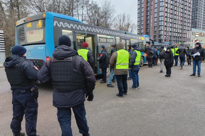 Более 200 безбилетников у станции метро "Ховрино" было выявлено при усиленной проверке оплаты проезда