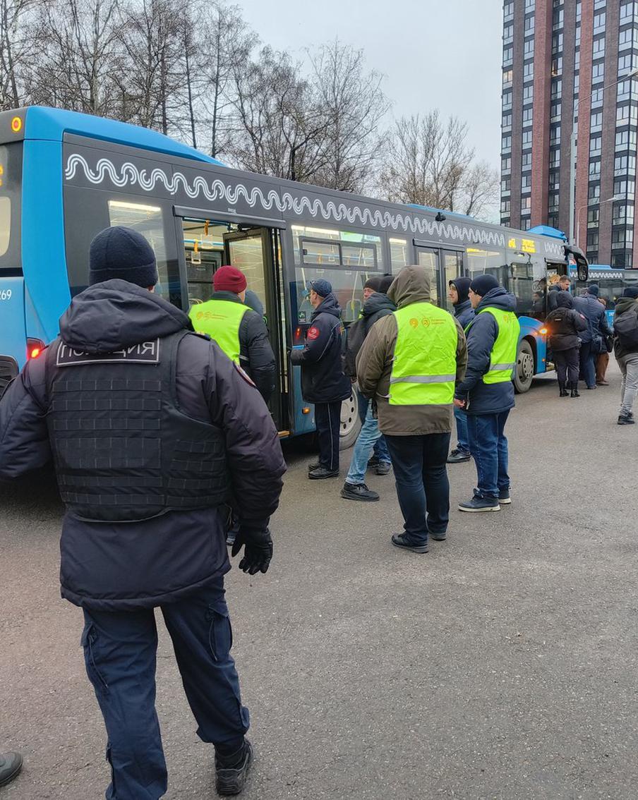 Более 200 безбилетников у станции метро "Ховрино" было выявлено при усиленной проверке оплаты проезда