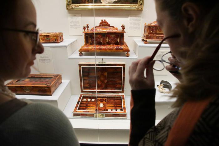 Поедем в Царское Село: в Москву приехали раритеты Янтарной комнаты