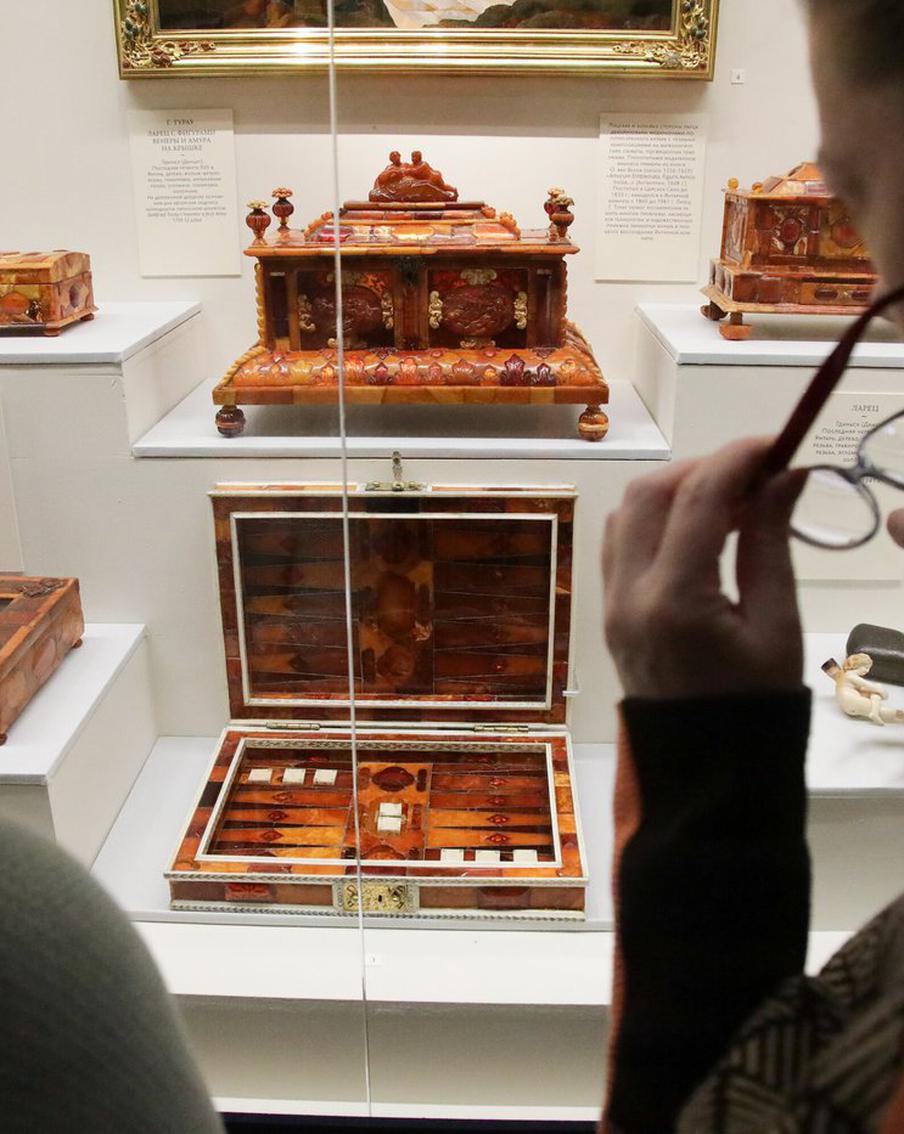 Поедем в Царское Село: в Москву приехали раритеты Янтарной комнаты