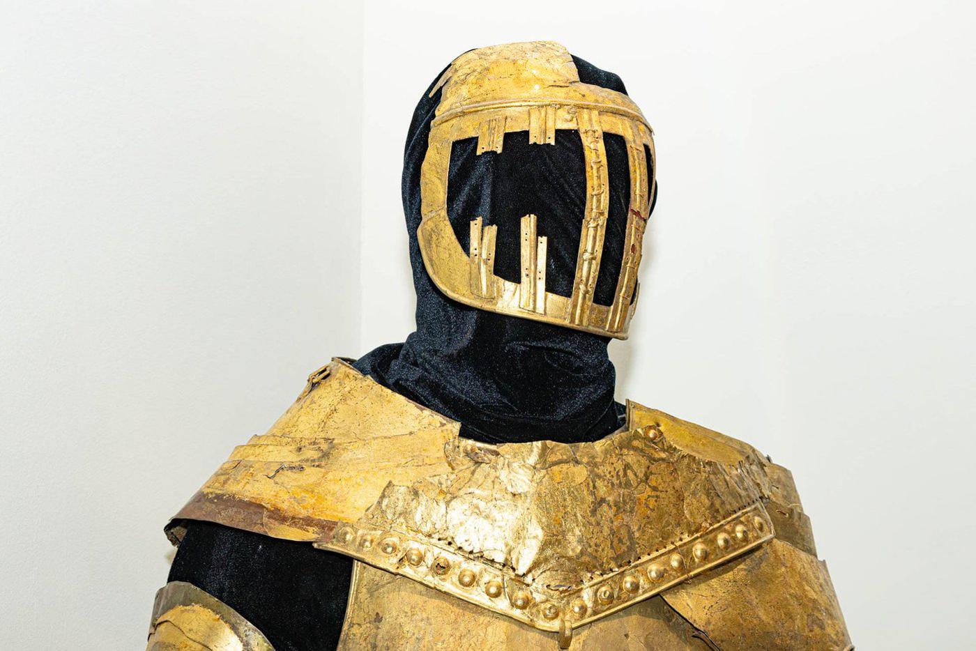 Позолоченные медные доспехи Радостного рыцаря, который сопровождал траурную императорскую процессию верхом и воплощал идею преемственности власти. Он отождествлялся с новым монархом. Второй, чёрный Печальный рыцарь, шёл пешком перед катафалком императора с опущенным мечом и соотносился с усопшим правителем.