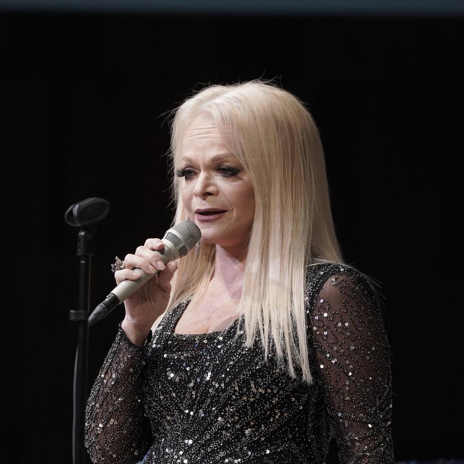 Лариса Долина пообещала вернуть Полине Лурье деньги за купленную квартиру. Народная артистка Лариса Долина согласилась вернуть уплаченные покупательницей её квартиры Полиной Лурье деньги. При этом сроки возврата всей суммы пока неизвестны