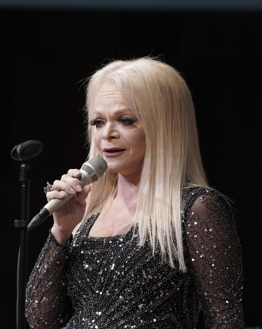 Лариса Долина пообещала вернуть Полине Лурье деньги за купленную квартиру. Народная артистка Лариса Долина согласилась вернуть уплаченные покупательницей её квартиры Полиной Лурье деньги. При этом сроки возврата всей суммы пока неизвестны