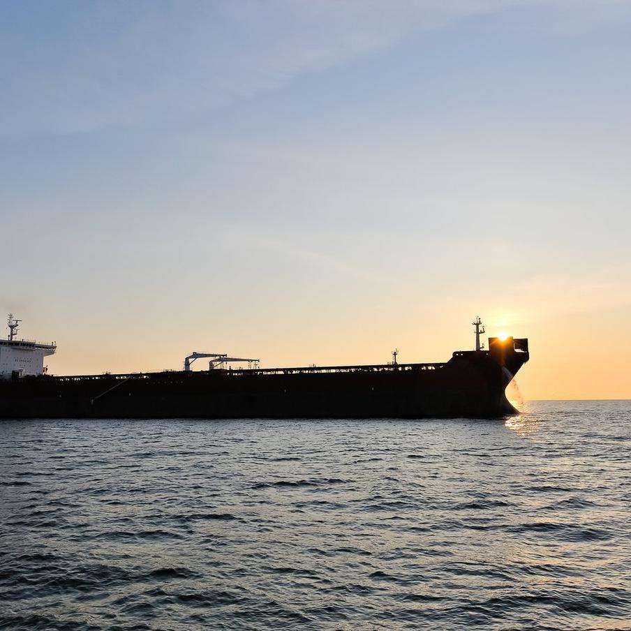 Атакованный ВСУ нефтетанкер Kairos сел на мель недалеко от побережья Болгарии. Подбитый украинскими безэкипажными катерами нефтетанкер Kairos сел на мель недалеко от Болгарии. Сейчас на судне идёт эвакуация находящихся на борту моряков