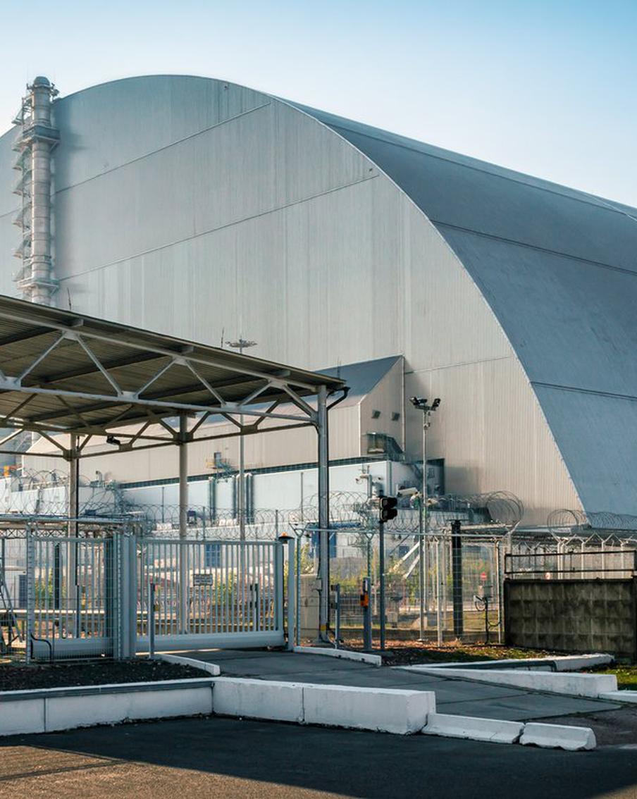 В МАГАТЭ сообщили о частичном повреждении нового саркофага над ЧАЭС. Расположенный над четвёртым энергоблоком Чернобыльской АЭС новый саркофаг утратил свои основные функции по обеспечению безопасности окружающей среды от радиации