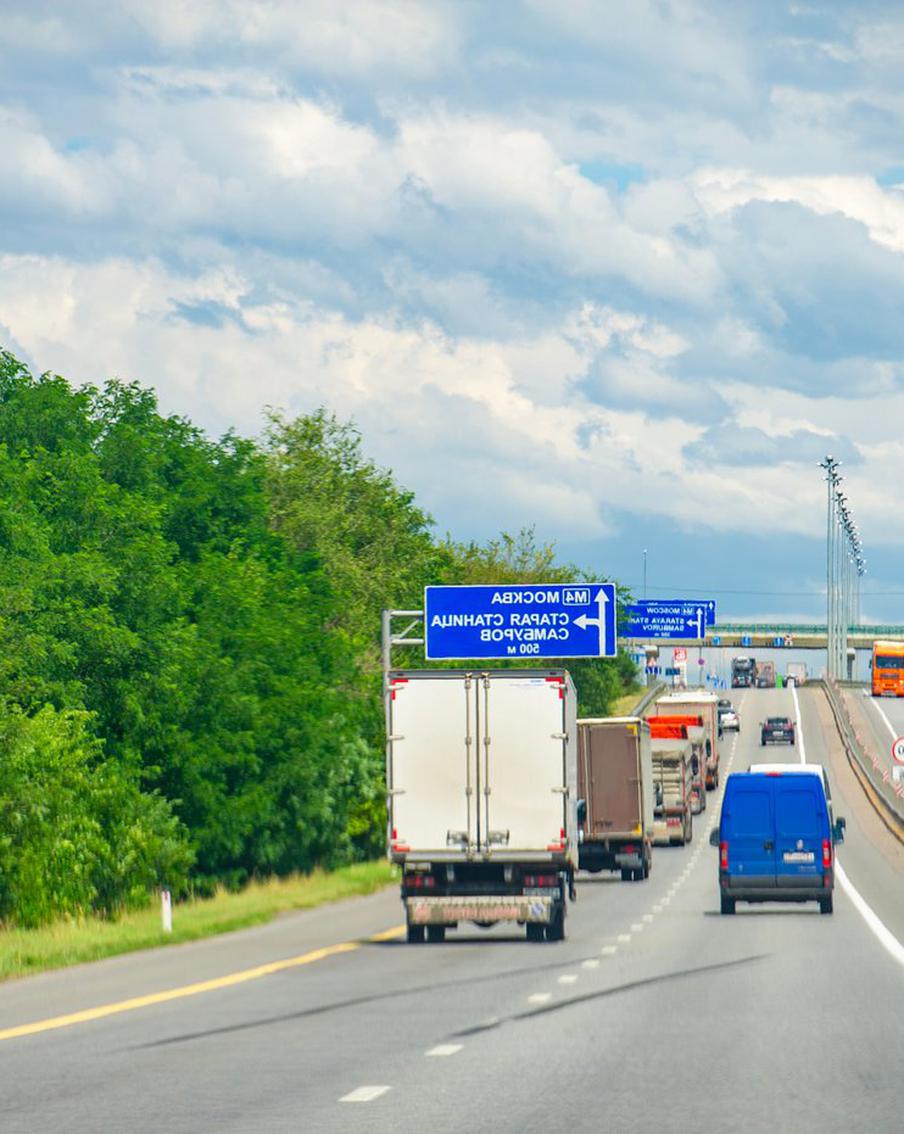 РИА "Новости": более 60 новых дорожных знаков появится в России с 1 января. С 1 января 2026 года в Российской Федерации планируется ввести более 60 новых дорожных знаков и табличек, соответствующих требованиям ГОСТ Р 52290-2024. Как рассказала юрист Елена Браун, многие из этих знаков уже прошли испытания, в частности в Москве, в рамках стандарта ГОСТ Р 58398-2019