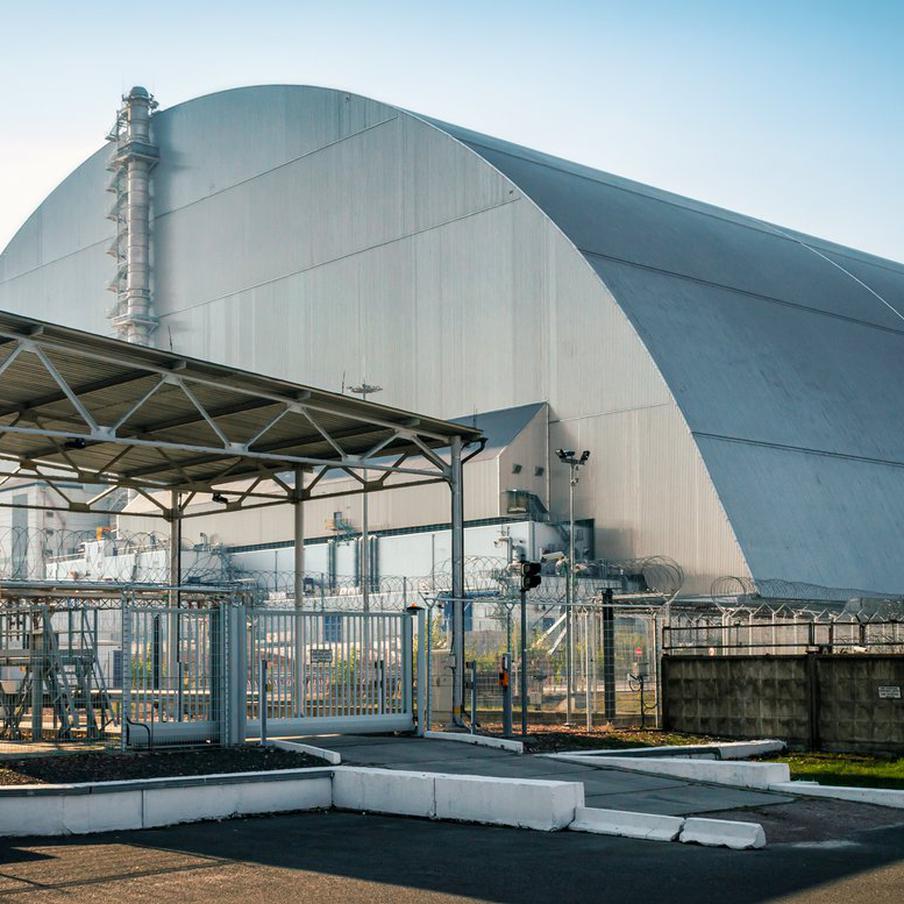 В МАГАТЭ сообщили о частичном повреждении нового саркофага над ЧАЭС. Расположенный над четвёртым энергоблоком Чернобыльской АЭС новый саркофаг утратил свои основные функции по обеспечению безопасности окружающей среды от радиации