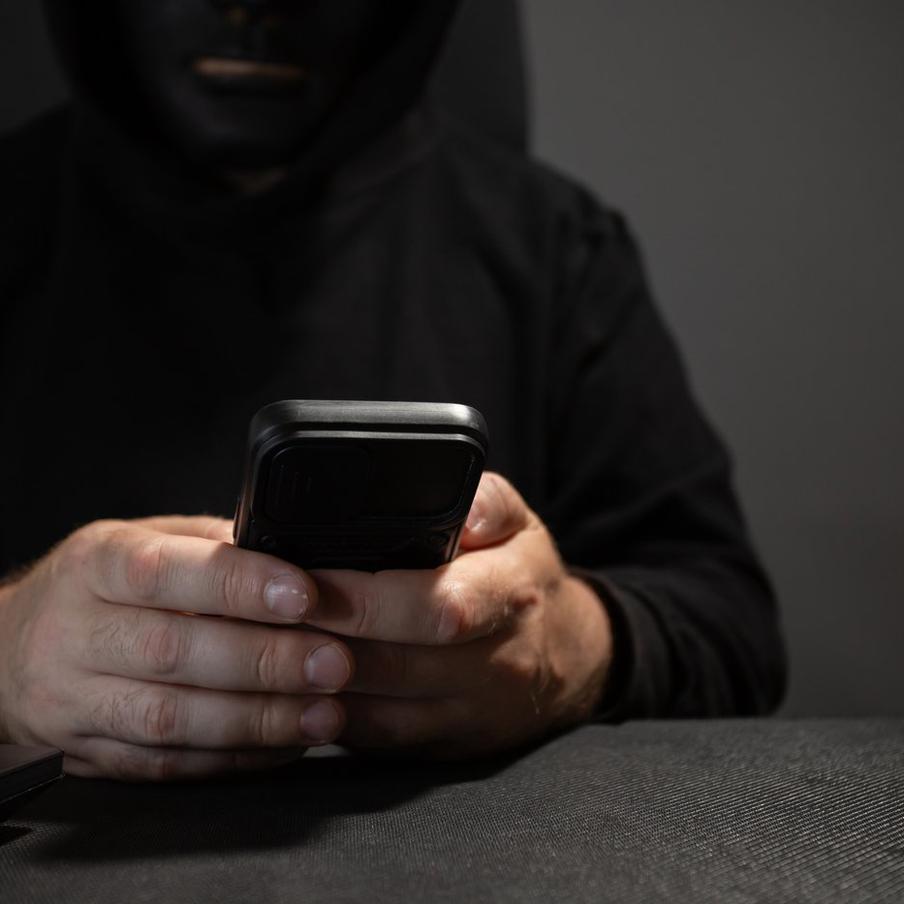 Мошенники начали рассылать в мессенджерах новогодние открытки с "сюрпризом". По словам Антона Немкина, члена комитета Государственной думы по информационной политике, в последнее время злоумышленники активно используют новогодние праздники для распространения вредоносного программного обеспечения. Они маскируют его под праздничные открытки, надеясь на доверчивость людей в это время