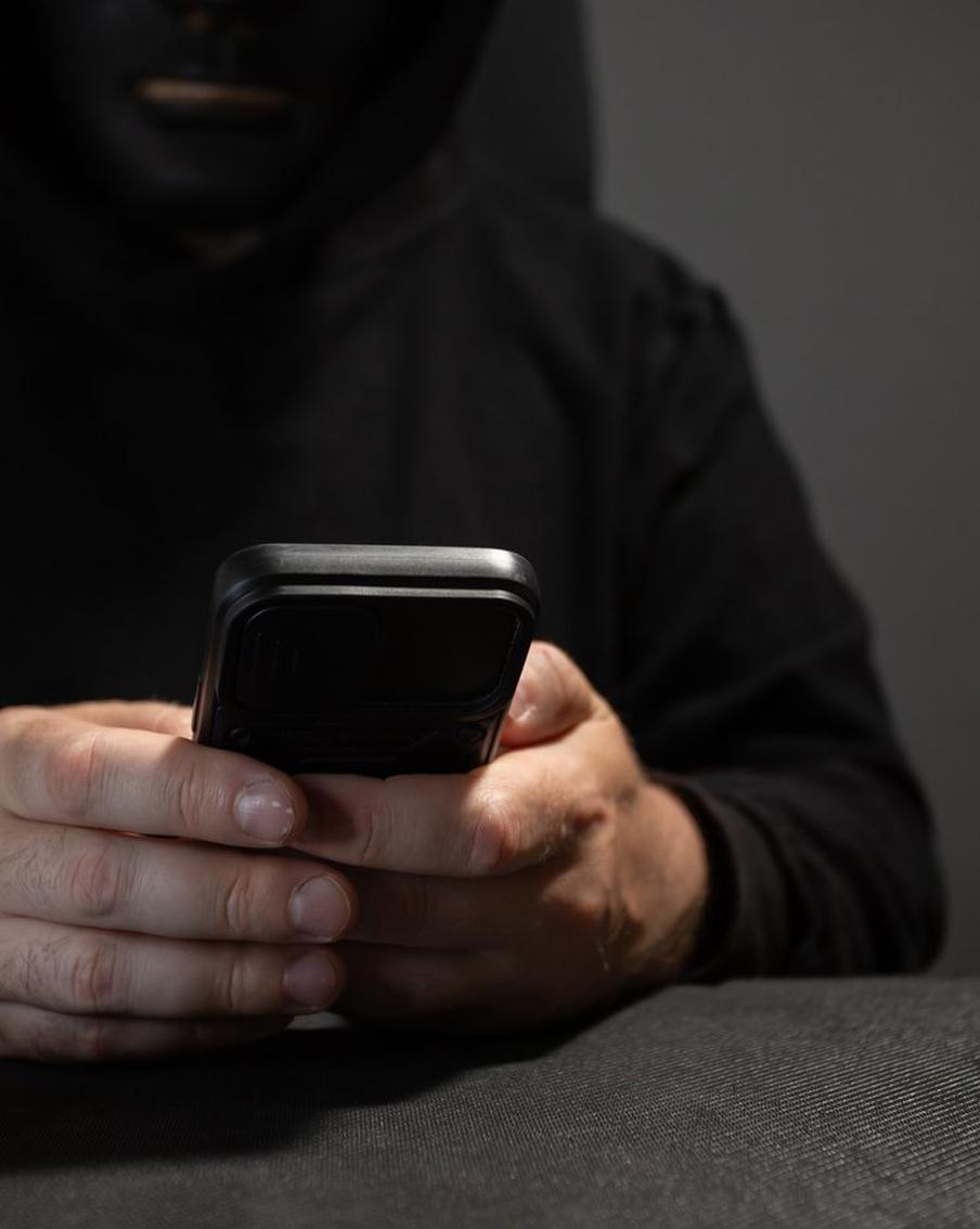 Мошенники начали рассылать в мессенджерах новогодние открытки с "сюрпризом". По словам Антона Немкина, члена комитета Государственной думы по информационной политике, в последнее время злоумышленники активно используют новогодние праздники для распространения вредоносного программного обеспечения. Они маскируют его под праздничные открытки, надеясь на доверчивость людей в это время