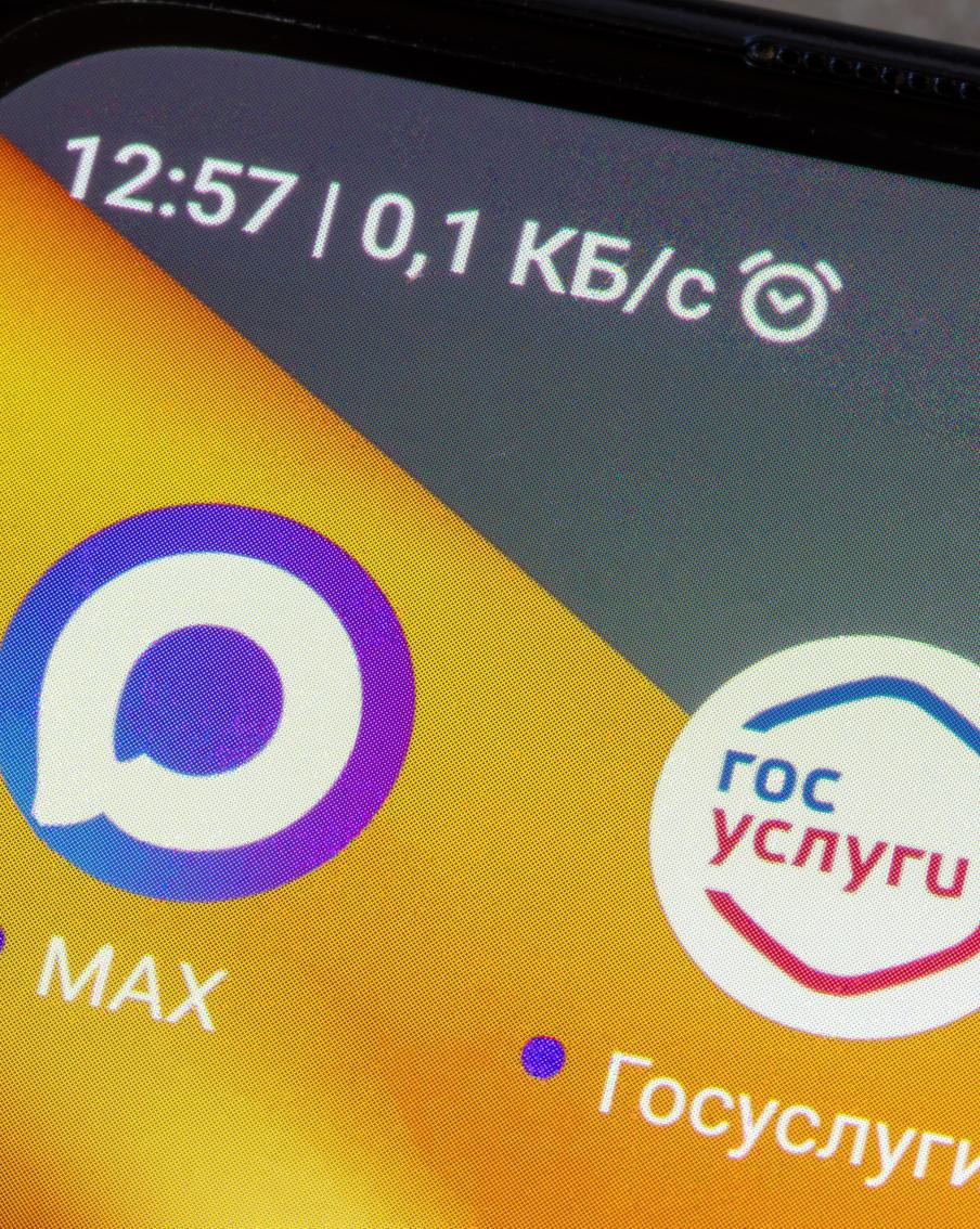 Россияне стали получать от "Госуслуг" уведомления о создании домовых чатов в MAX. Как ранее заявлял министр строительства и жилищно-коммунального хозяйства РФ Ирек Файзуллин, создание чата в отечественном мессенджере MAX станет обязательным для каждого многоквартирного дома в России. Однако, как уточнил депутат Государственной думы Владимир Кошелев, подключение жильцов к этим чатам будет происходить на добровольной основе