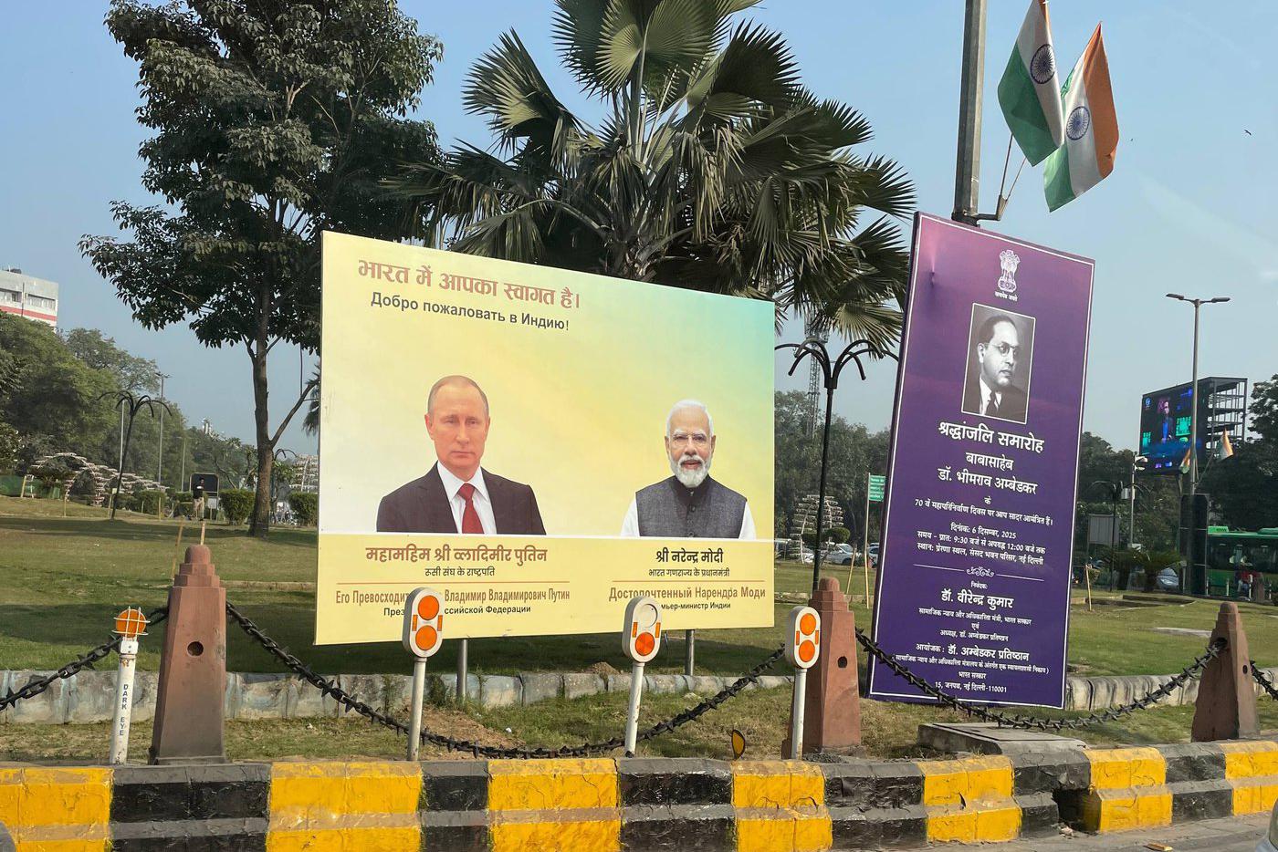 Такие плакаты сейчас можно встретить в Нью-Дели вдоль дорог.