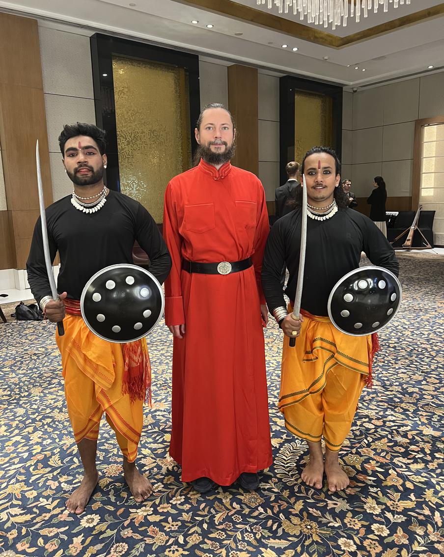 Иеромонах Фотий для укрепления связей спел в Индии "Родину", "Малиновый звон" и отрывок из оперы Бородина