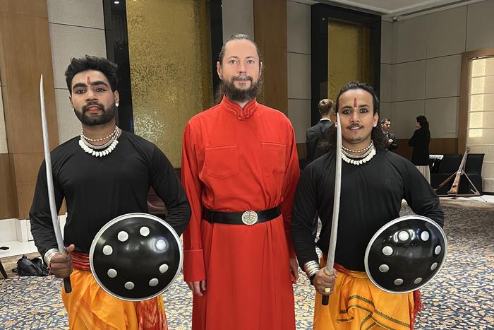 Иеромонах Фотий для укрепления связей спел в Индии "Родину", "Малиновый звон" и отрывок из оперы Бородина