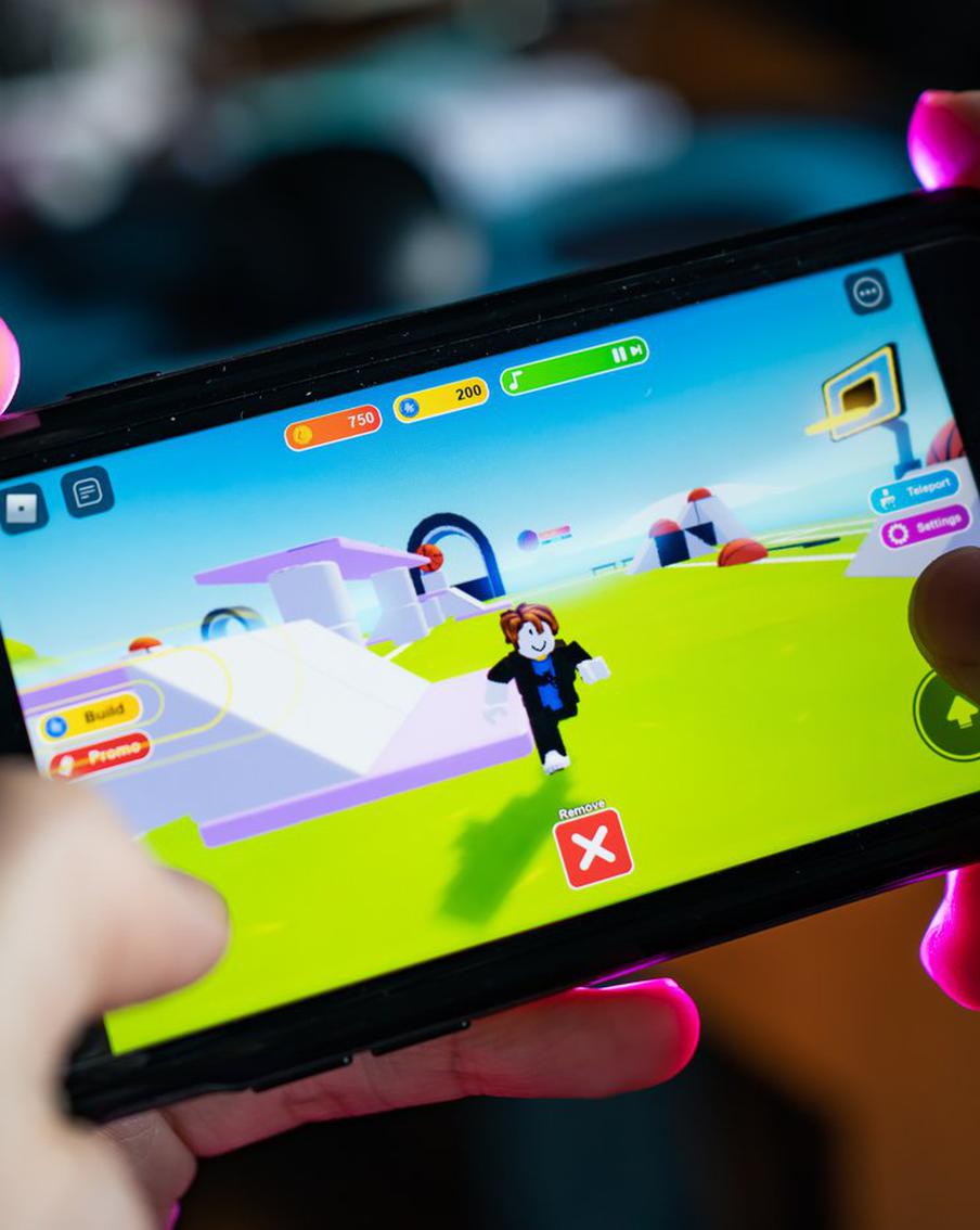 Мошенники выманили у школьницы 82 тысячи рублей за "разблокировку" Roblox. Столичная школьница попыталась восстановить доступ к игровой площадке Roblox и стала жертвой мошенников. Они выманили у неё 82 тысячи рублей